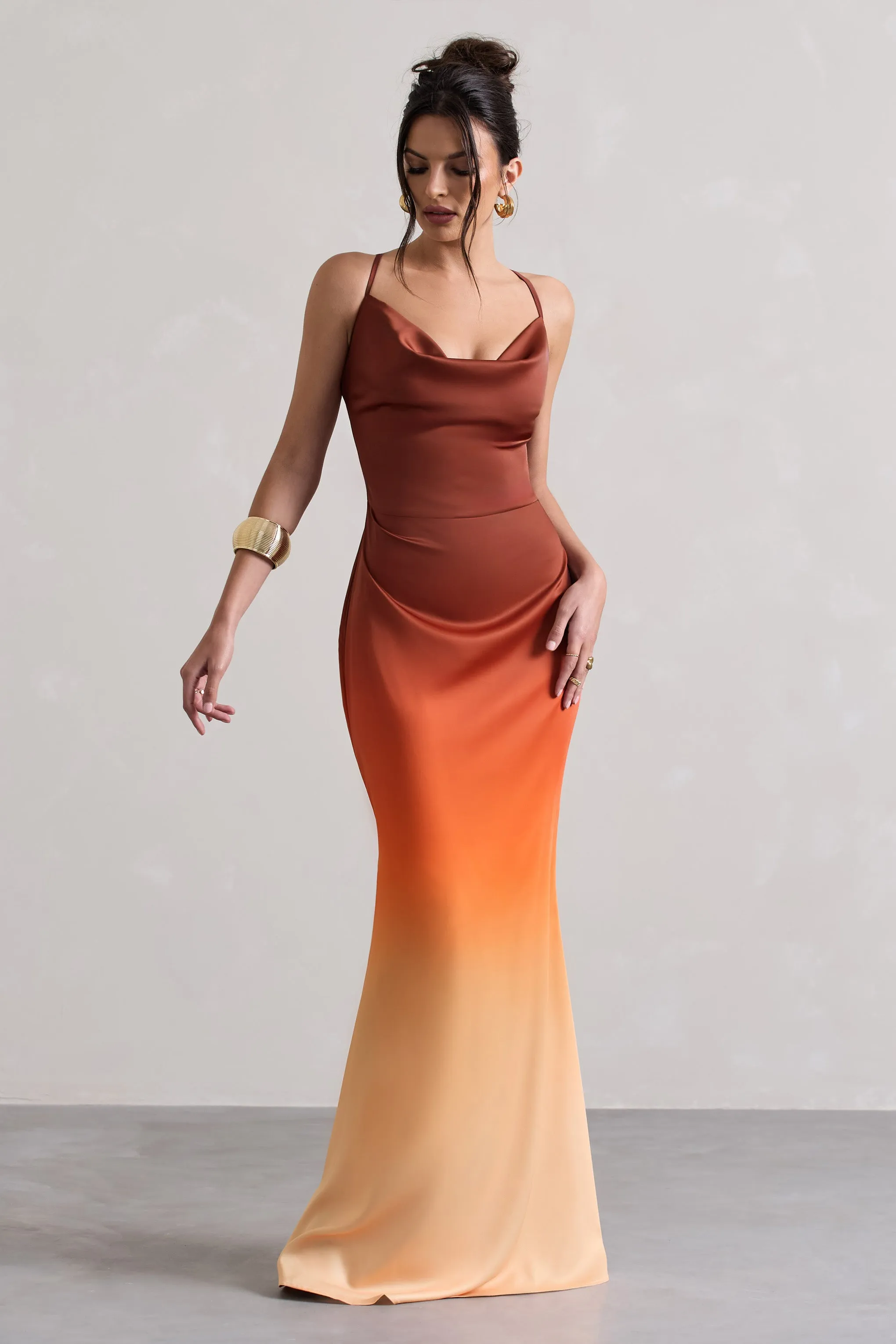 Fiji | Robe longue orange dégradé en satin avec décolleté drapé et bretelles croisées