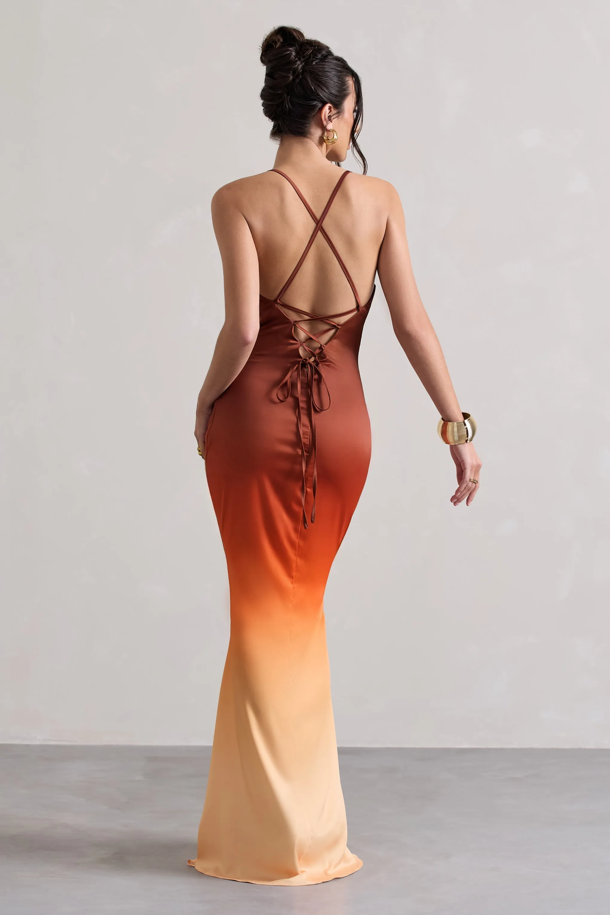 Fiji | Robe longue orange dégradé en satin avec décolleté drapé et bretelles croisées